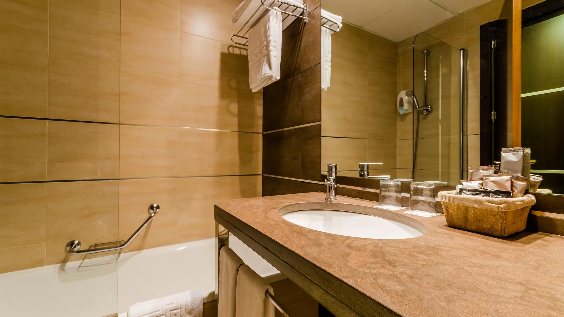 Hotel YIT Conquista de Granada Peligros