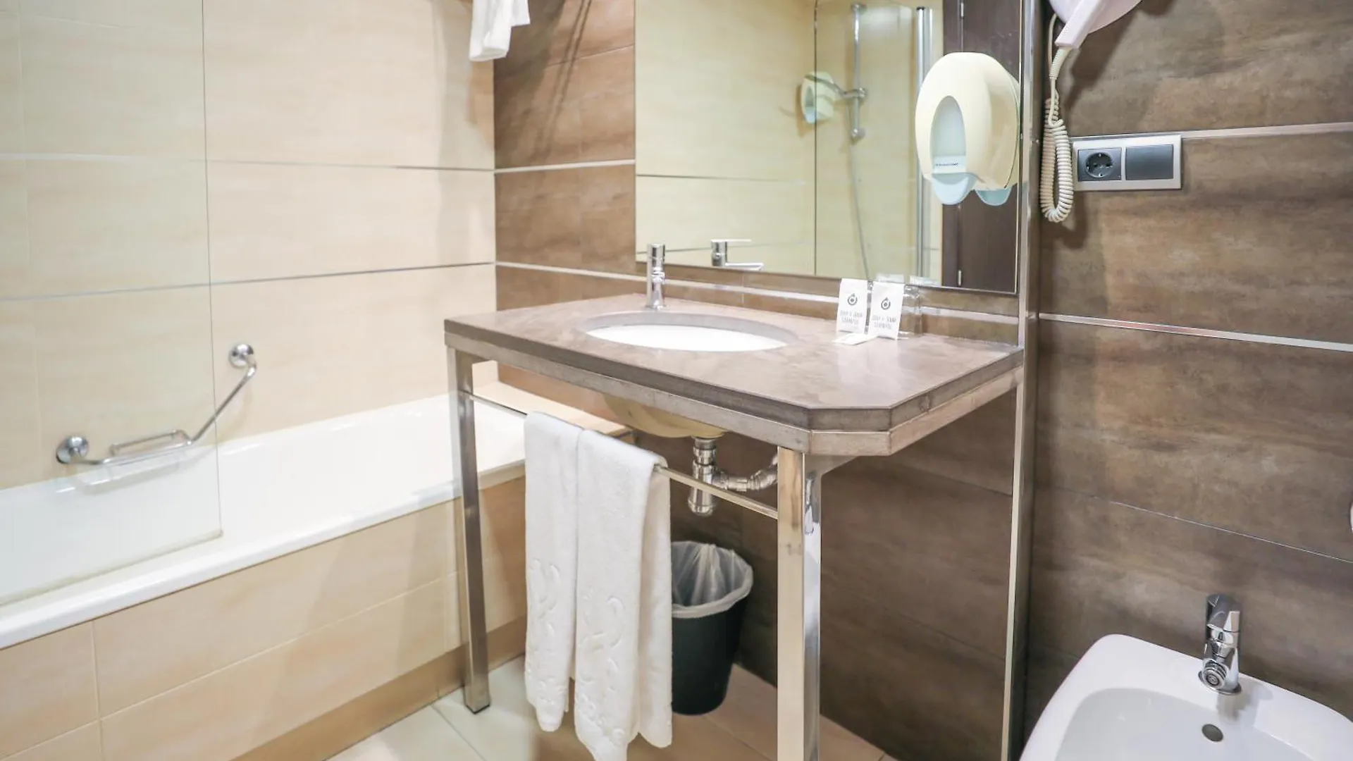 ****  Hotel YIT Conquista de Granada Peligros España